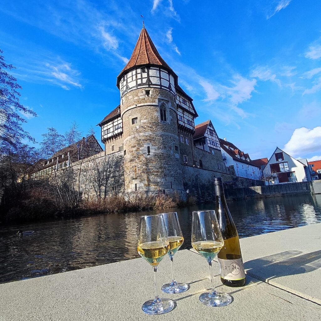 schloss mit gläsern